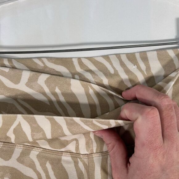 Old Navy Active Bike Shorts Women Medium Beige Animal Print Powerchill High Rise - Picture 4 of 8